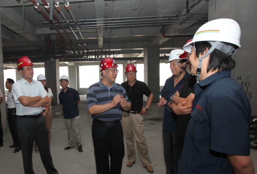 焦玉锁到北京军区总医院工程调研指导工作