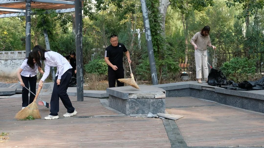 净环境 迎国庆 公司开展爱国卫生大扫除活动