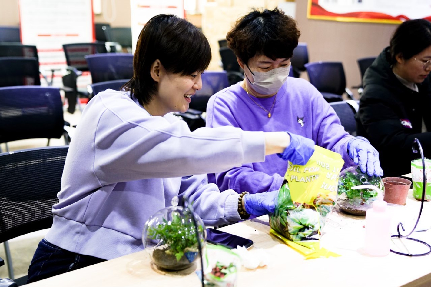 北京建工地产公司工会举办“三八”节植物微景观DIY活动