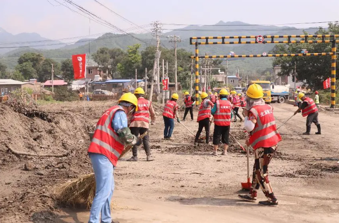 助力灾后恢复重建 北京建工六建集团赴房山区清淤畅道