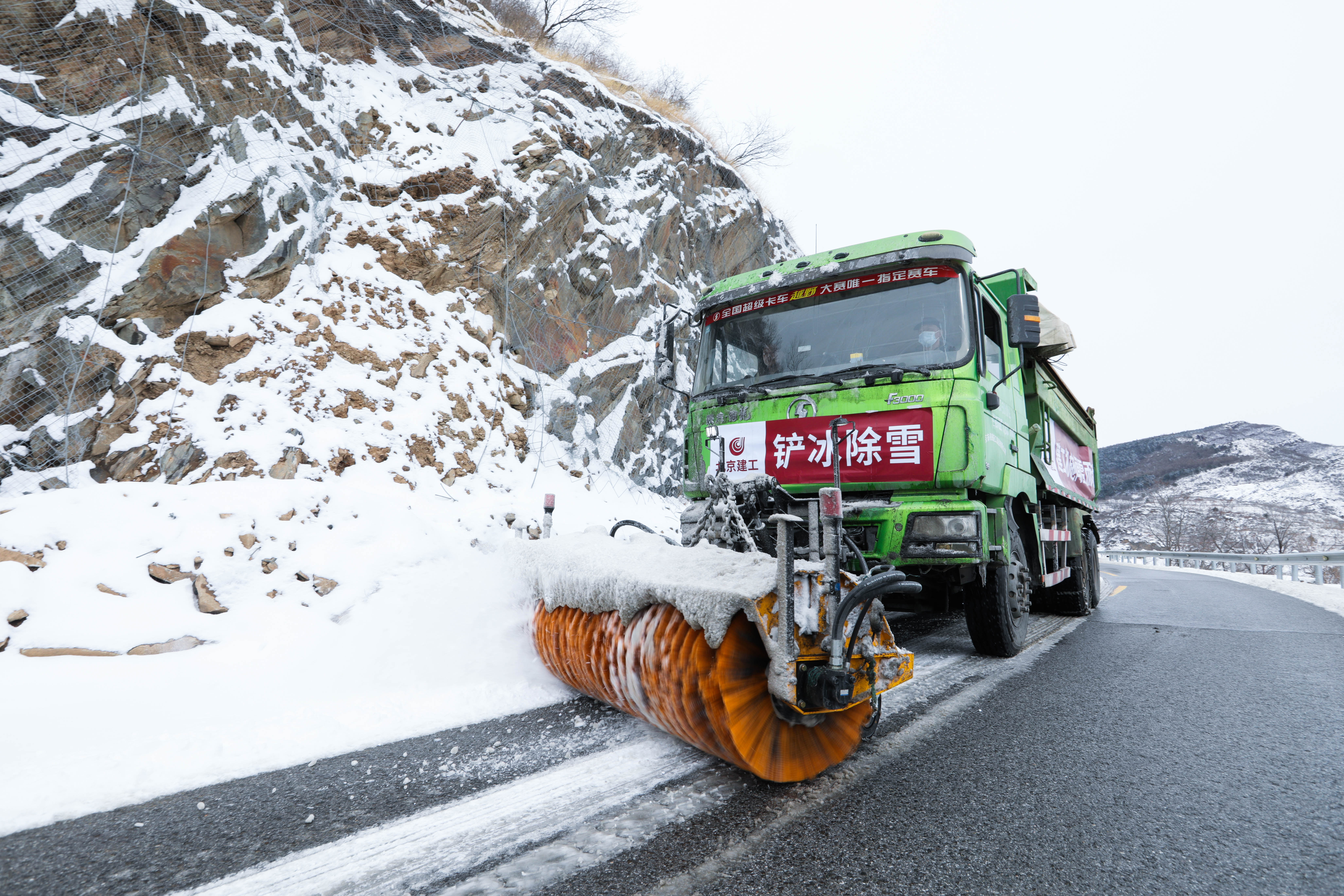 机施集团闻雪而动、向雪而行，两区领导点赞，多家媒体关注