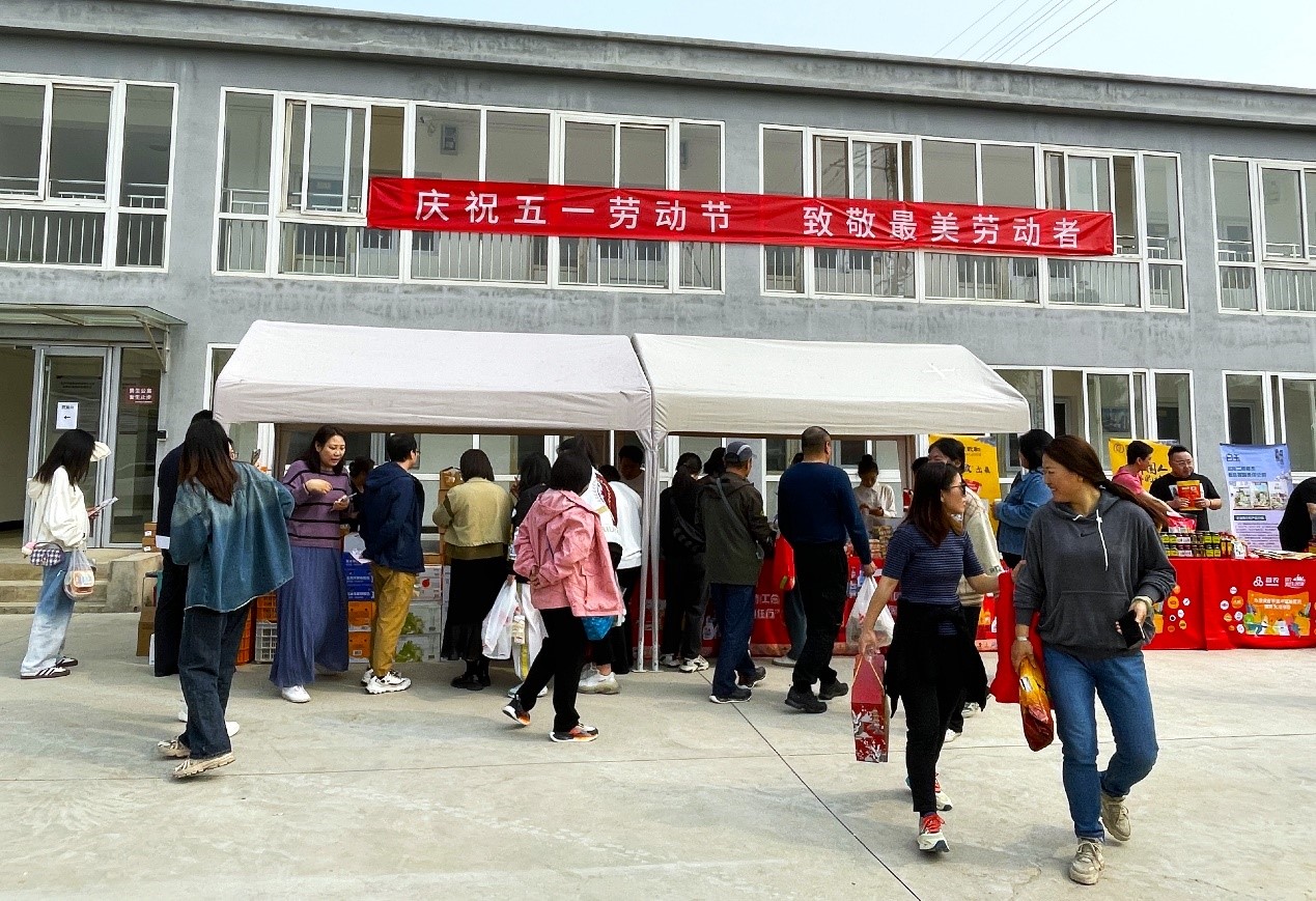 六建集团工会开展“庆祝五一劳动节 致敬最美劳动者”慰问职工活动